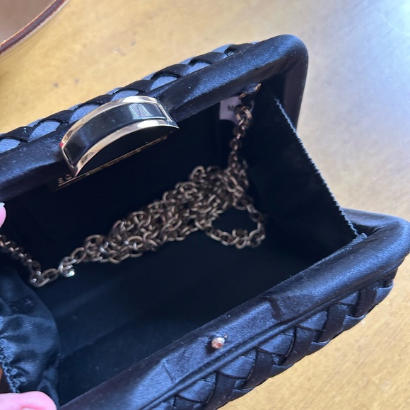 Sondra Robert’s satin woven box clutch hidden chain. Art deco closure 6x5” - Picture 4 of 6